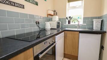 Cottage | Private kitchen | Fridge, microwave, dishwasher, electric kettle