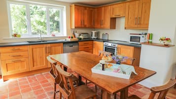 Cottage | Private kitchen | Fridge, dishwasher, cookware/dishes/utensils