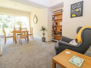 Casa de campo | Sala de estar | Una televisión, una chimenea