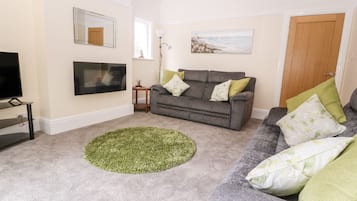 Cottage | Living room | TV, fireplace
