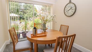 Cottage | Private kitchen | Fridge, microwave, stovetop, dishwasher