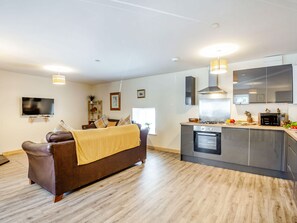 Cottage | Private kitchen | Fridge, microwave, stovetop, dishwasher