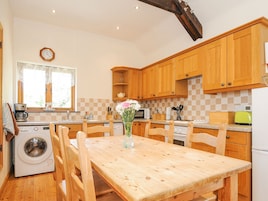 Cottage | Private kitchen | Dishwasher, highchair, cookware/dishes/utensils