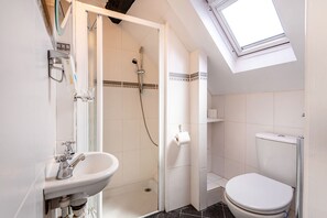 Cottage | Bathroom | Shower - 21 Church Street (Llangollen)