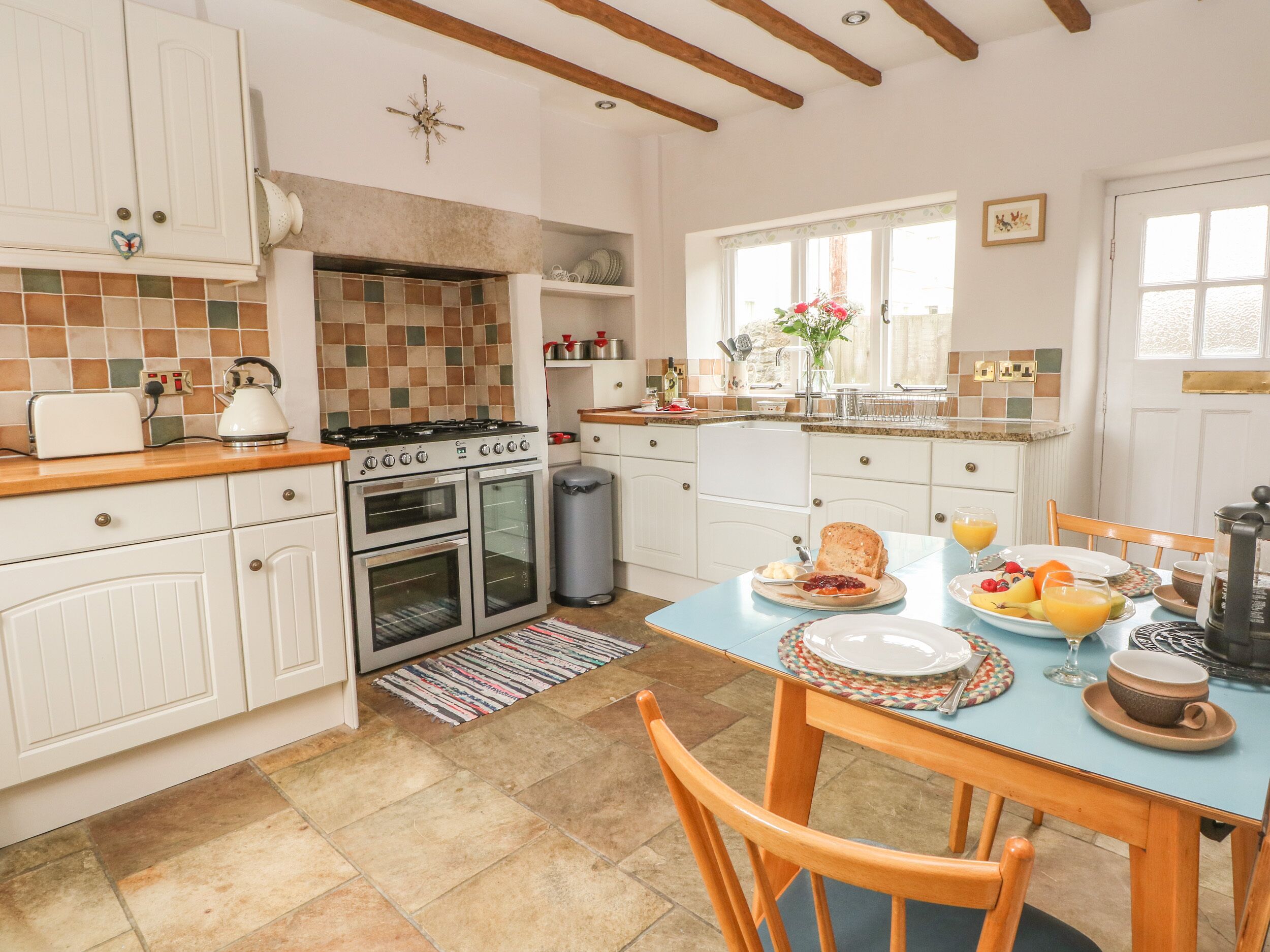 Cottage | Private kitchen | Microwave, electric kettle, toaster, cookware/dishes/utensils