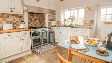 Cottage | Private kitchen | Microwave, electric kettle, toaster, cookware/dishes/utensils