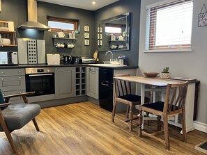 Cottage | Private kitchen | Electric kettle, toaster, cookware/dishes/utensils - Wellinghill Lodge (Cheltenham)