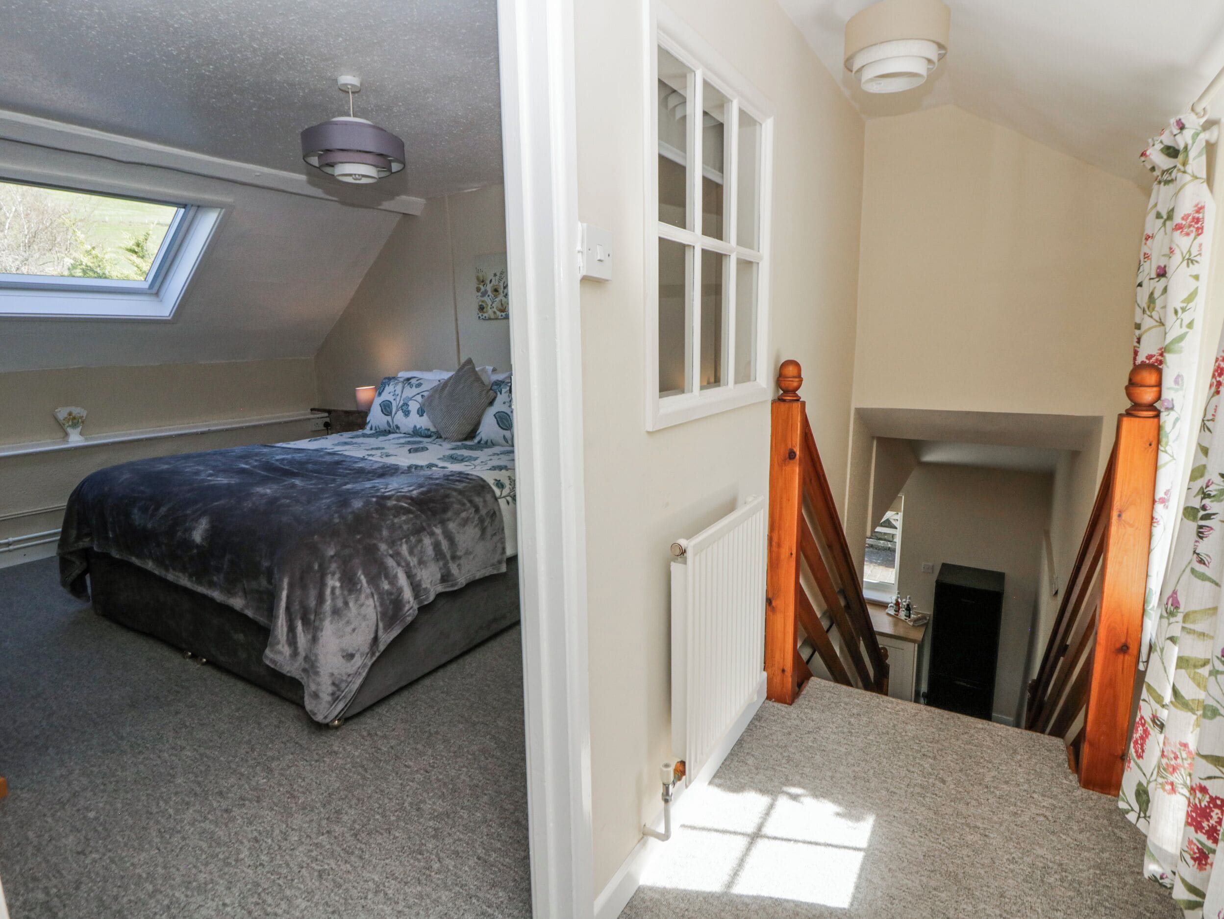 2 Schlafzimmer, individuell dekoriert, individuell eingerichtet