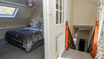 2 Schlafzimmer, individuell dekoriert, individuell eingerichtet