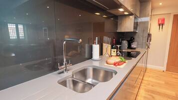 Cottage | Private kitchen | Dishwasher, cookware/dishes/utensils