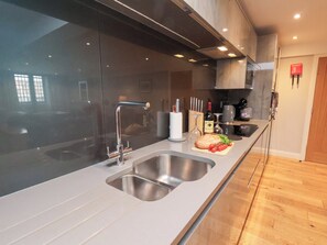 Cottage | Private kitchen | Dishwasher, cookware/dishes/utensils