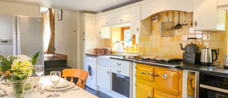 Cottage | Private kitchen | Dishwasher, electric kettle, toaster, cookware/dishes/utensils