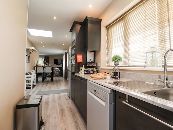 Cottage | Bếp riêng | Lò vi sóng, bếp nấu, máy rửa bát, ấm điện