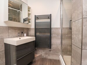Cottage | Salle de bain | Douche, sèche-cheveux