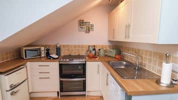 Cottage | Private kitchen | Microwave, dishwasher, electric kettle, toaster