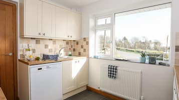 Cottage | Private kitchen | Fridge, microwave, stovetop, dishwasher