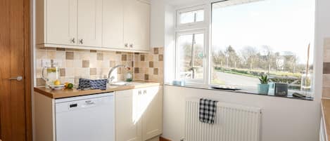 Ferienhaus | Eigene Küche | Kühlschrank, Mikrowelle, Herdplatte, Geschirrspüler