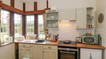 Cottage | Private kitchen | Mini-fridge, microwave, oven, electric kettle