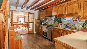 Cottage | Private kitchen | Microwave, dishwasher, high chair, cookware/dishes/utensils