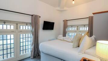 2 phòng ngủ, trang trí khác biệt