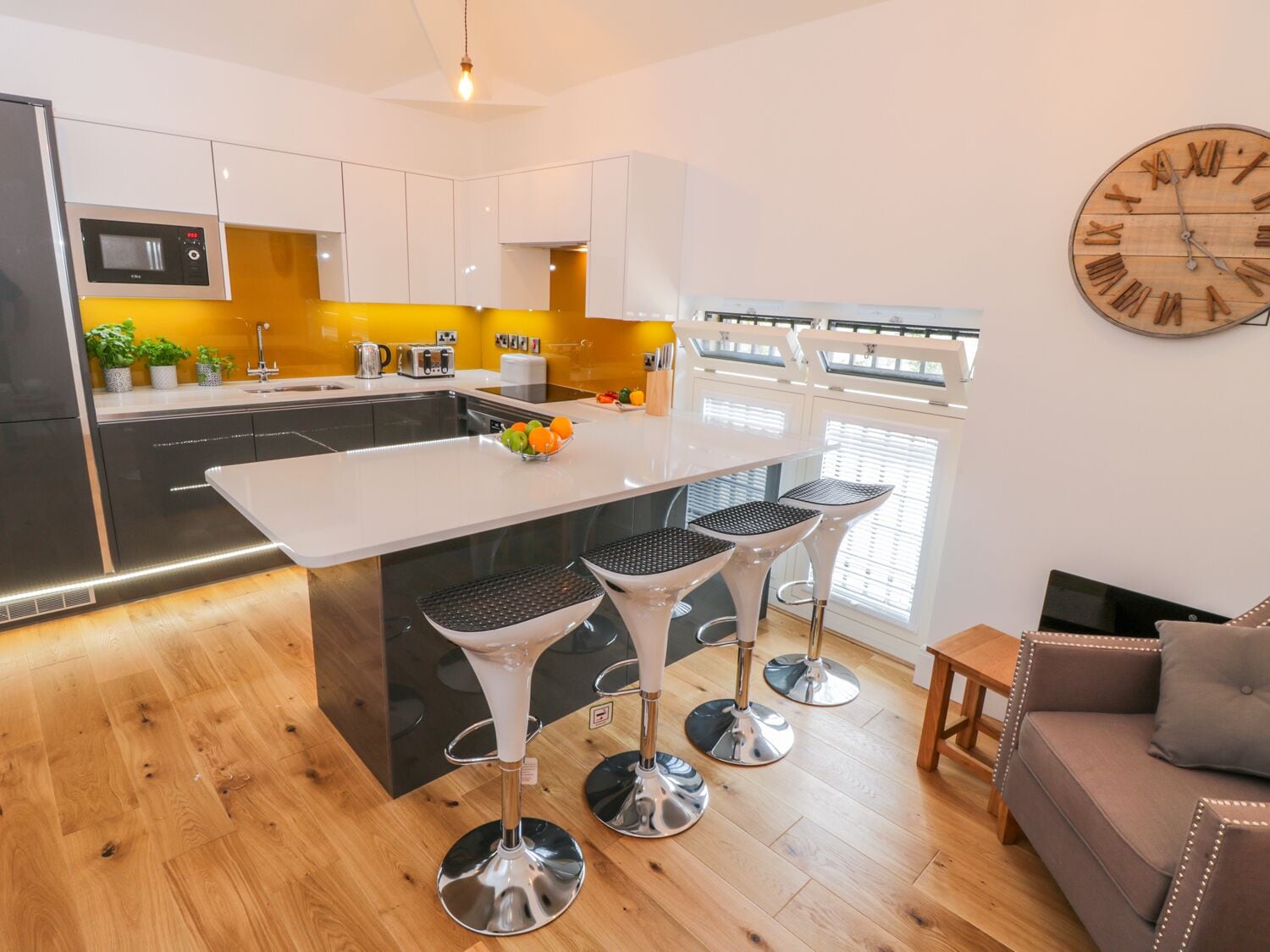 Refrigerador, microondas, placa de cocina, lavavajillas