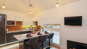 Fridge, microwave, stovetop, dishwasher