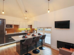 Fridge, microwave, stovetop, dishwasher - Evening Star @ Engine Shed (Whitby)