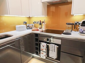 Fridge, microwave, stovetop, dishwasher - Evening Star @ Engine Shed (Whitby)