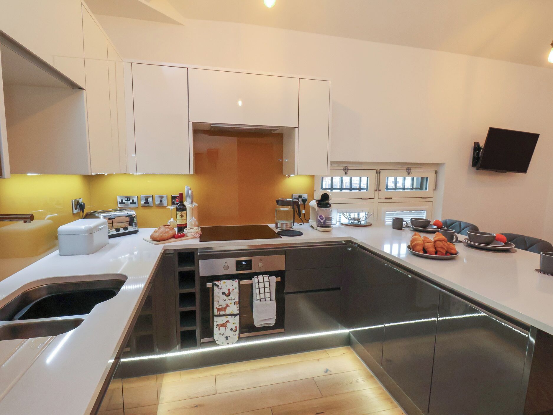 Fridge, microwave, stovetop, dishwasher