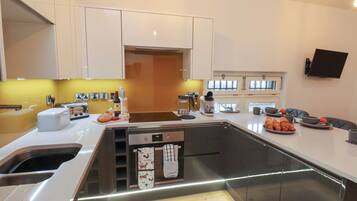 Fridge, microwave, stovetop, dishwasher