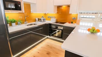 Cottage | Private kitchen | Fridge, microwave, stovetop, dishwasher