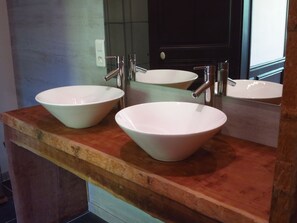 Suite | Baño | Regadera, regadera tipo lluvia, amenidades de baño gratuitas