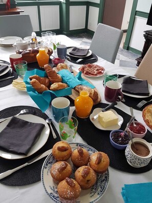 Desayuno buffet (EUR 18 por persona)