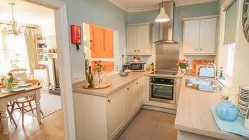 Cottage | Private kitchen | Dishwasher, highchair, cookware/dishes/utensils