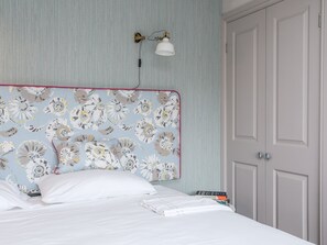 Cottage | 2 bedrooms, individually decorated, individually furnished, free WiFi
