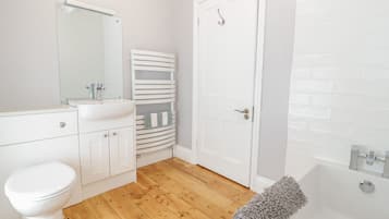 Cottage | Kamar mandi | Shower dan tisu toilet
