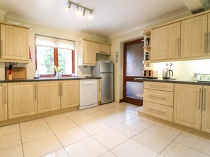 Cottage | Private kitchen | Dishwasher, electric kettle, toaster, high chair - Amberleigh (Oakham)