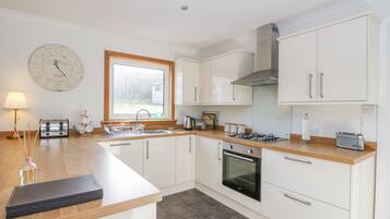 Cottage | Private kitchen | Dishwasher, cookware/dishes/utensils
