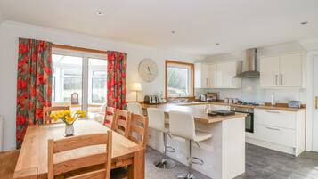 Cottage | Private kitchen | Dishwasher, cookware/dishes/utensils