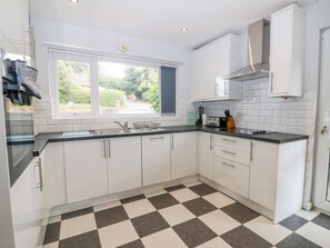 Cottage | Private kitchen | Dishwasher, electric kettle, toaster, cookware/dishes/utensils - Glynde (Dover)