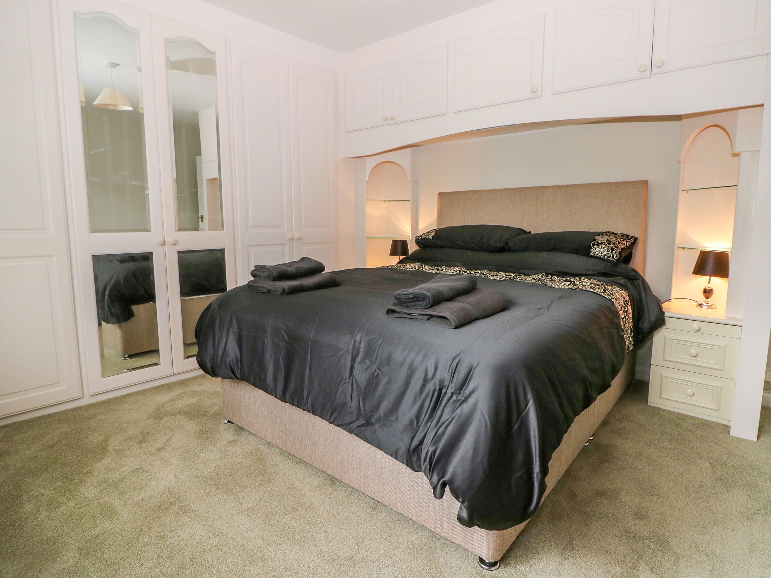 3 habitaciones, decoración personalizada y muebles diferentes 