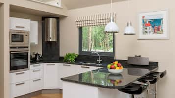 Cottage | Private kitchen | Dishwasher, cookware/dishes/utensils