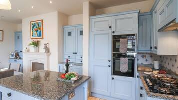 Casa de campo | Cocina privada | Lavavajillas, periquera y utensilios de cocina