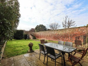 Cottage | Outdoor dining - 12 St Hilda's (Whitby)