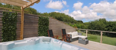 Cottage | Outdoor spa tub
