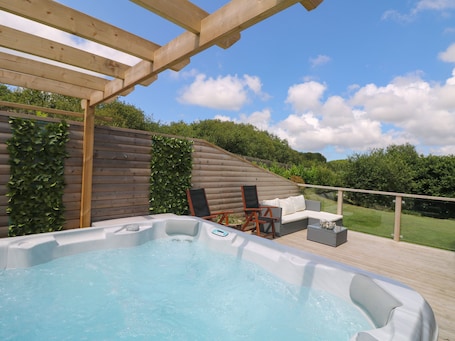 Cottage | Outdoor spa tub