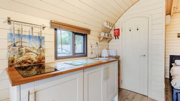 Cottage | Private kitchen | Fridge, microwave, stovetop, electric kettle