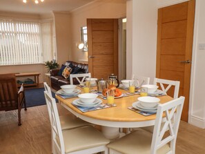 Cottage | Dining