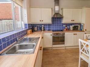 Cottage | Private kitchen | Fridge, dishwasher, cookware/dishes/utensils - Belvedere House (Bridlington)