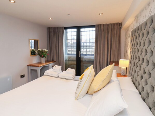 2 bedrooms, individually decorated, individually furnished, free WiFi - Olton Hall @ Engine Shed (Whitby)